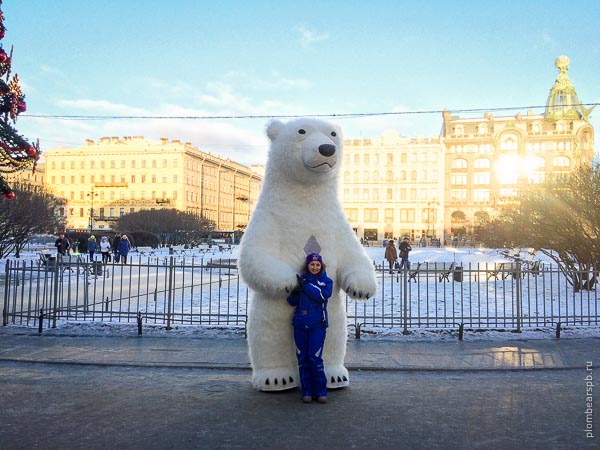 Ростовая кукла белого медведя около здания Зингера