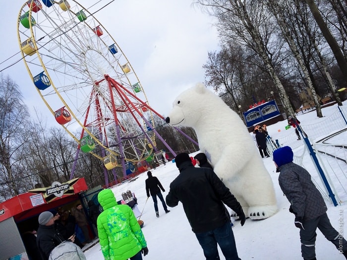 Белый медведь на масленице в парке имени Бабушкина Питер