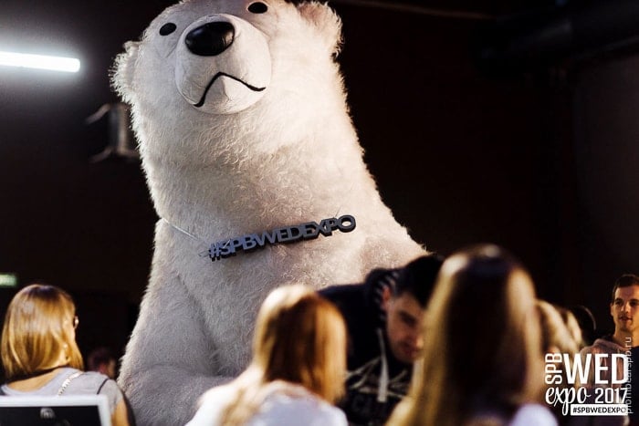огромный белый медведь на свадебной выставке на любой праздник