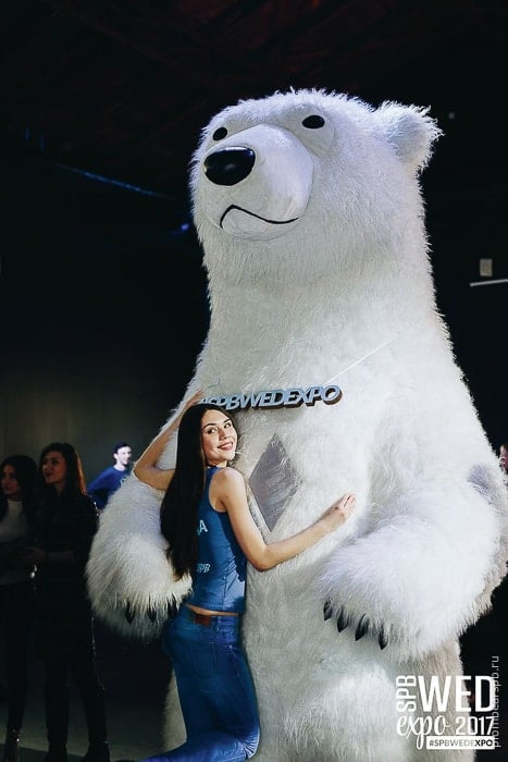 белый медведь на свадебной выставке spbwedexpo с девушкой фотография
